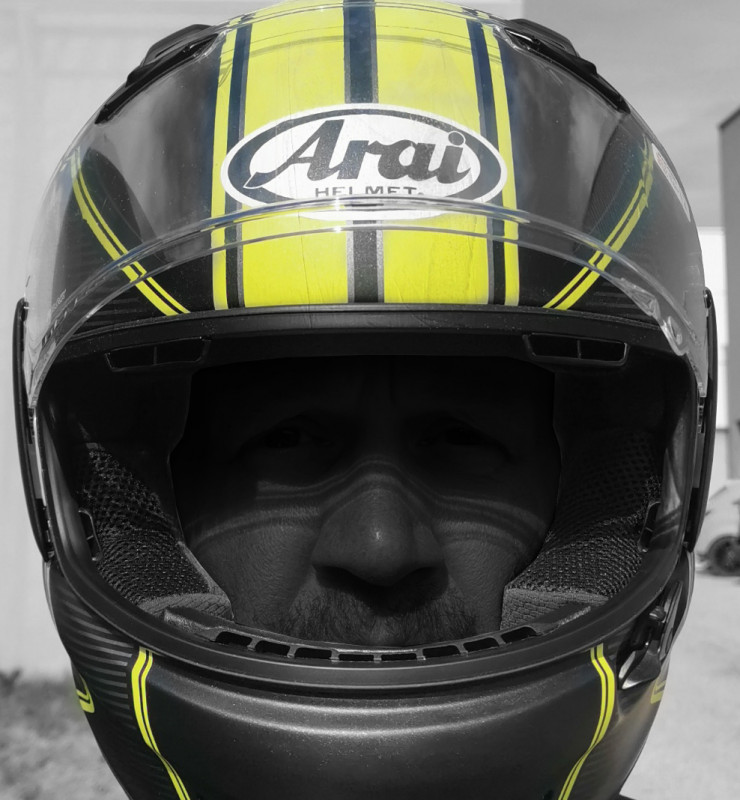 Arai Helm auf einem Kopf